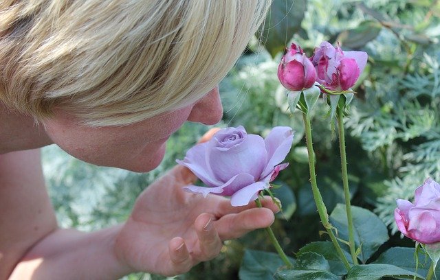 Femme qui sent des fleurs